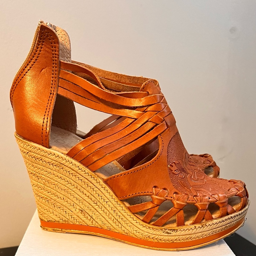 Beautiful leather Mexican Artisanal sandal.